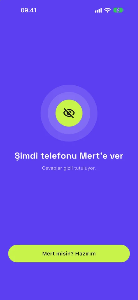 Devir ekranı: Şimdi telefonu Mert'e ver. Cevaplar gizli tutuluyor.